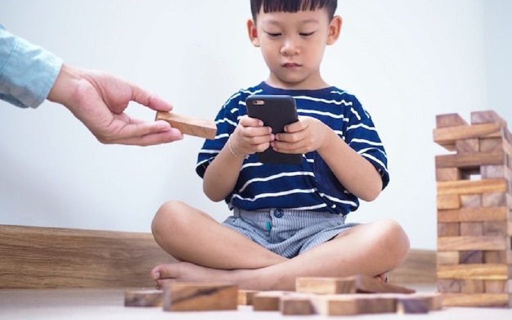 Tantangan Dunia Pendidikan Fenomena Siswa Kecanduan Gadget