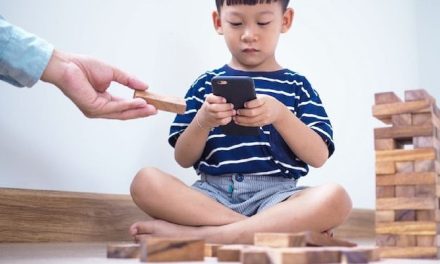 Tantangan Dunia Pendidikan Fenomena Siswa Kecanduan Gadget