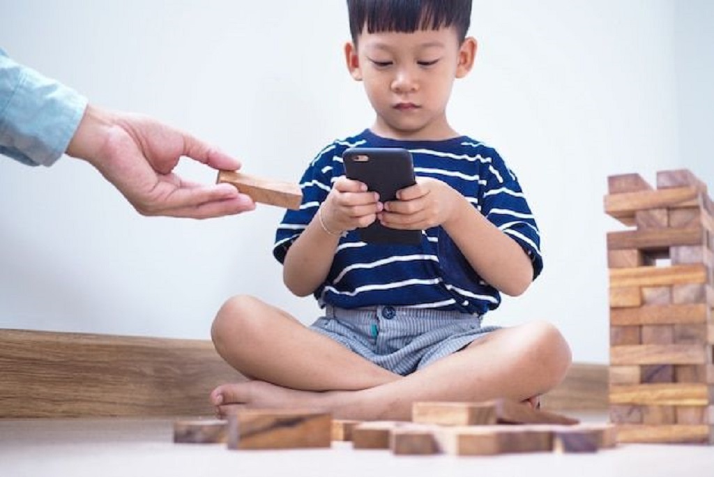 Tantangan Dunia Pendidikan Fenomena Siswa Kecanduan Gadget