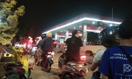 Antrean Panjang Di SPBU, Masyarakat Berburu BBM Lebih Murah