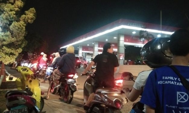 Antrean Panjang Di SPBU, Masyarakat Berburu BBM Lebih Murah