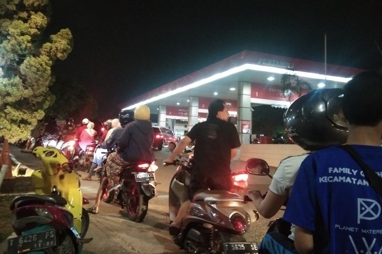 Antrean Panjang Di SPBU, Masyarakat Berburu BBM Lebih Murah