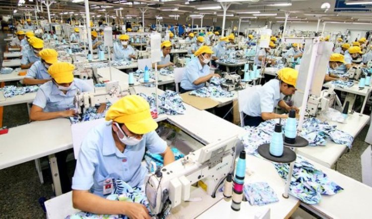 Kehidupan Buruh Pabrik: Tantangan, Peran, Dan Kontribusi Industri
