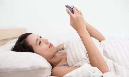 Kualitas Tidur Modern: Pengaruh Kebiasaan Menggunakan Gawai